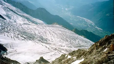 Vista del glaciar de Bossons, en el macizo del Mont Blanc, en los Alpes Vista del glaciar de Bossons, en el macizo del Mont Blanc, en los Alpes