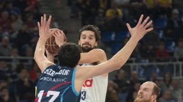 Sergio Llull penetra a canasta anta la defensa andorrana