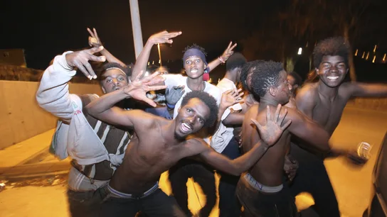 Varios inmigrantes tras saltar la valla de Ceuta Varios inmigrantes tras saltar la valla de Ceuta