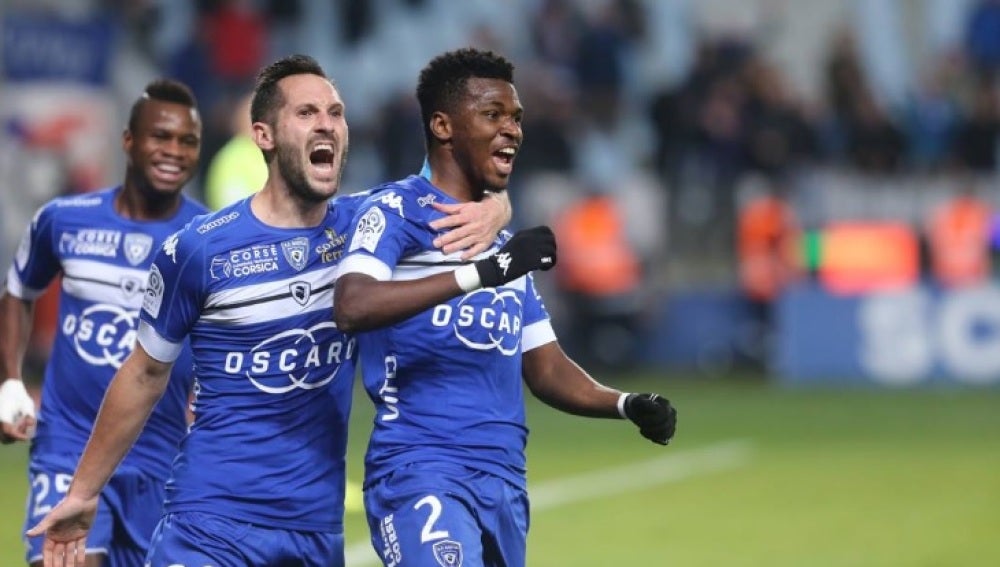 Los jugadores del Bastia celebran un gol ante el Mónaco