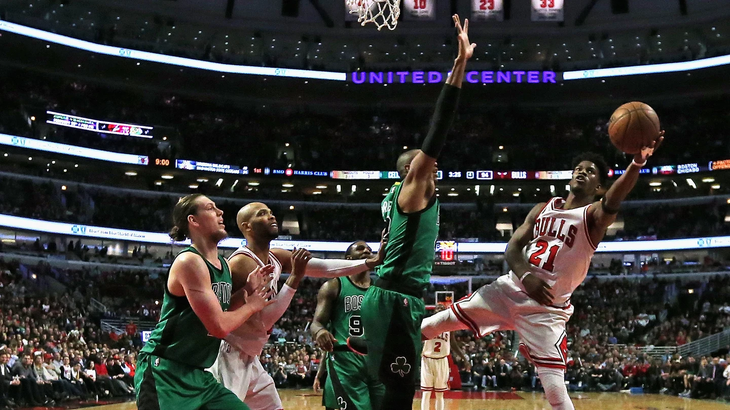 Jimmy Butler intenta anotar una bandeja para los Bulls Jimmy Butler intenta anotar una bandeja para los Bulls