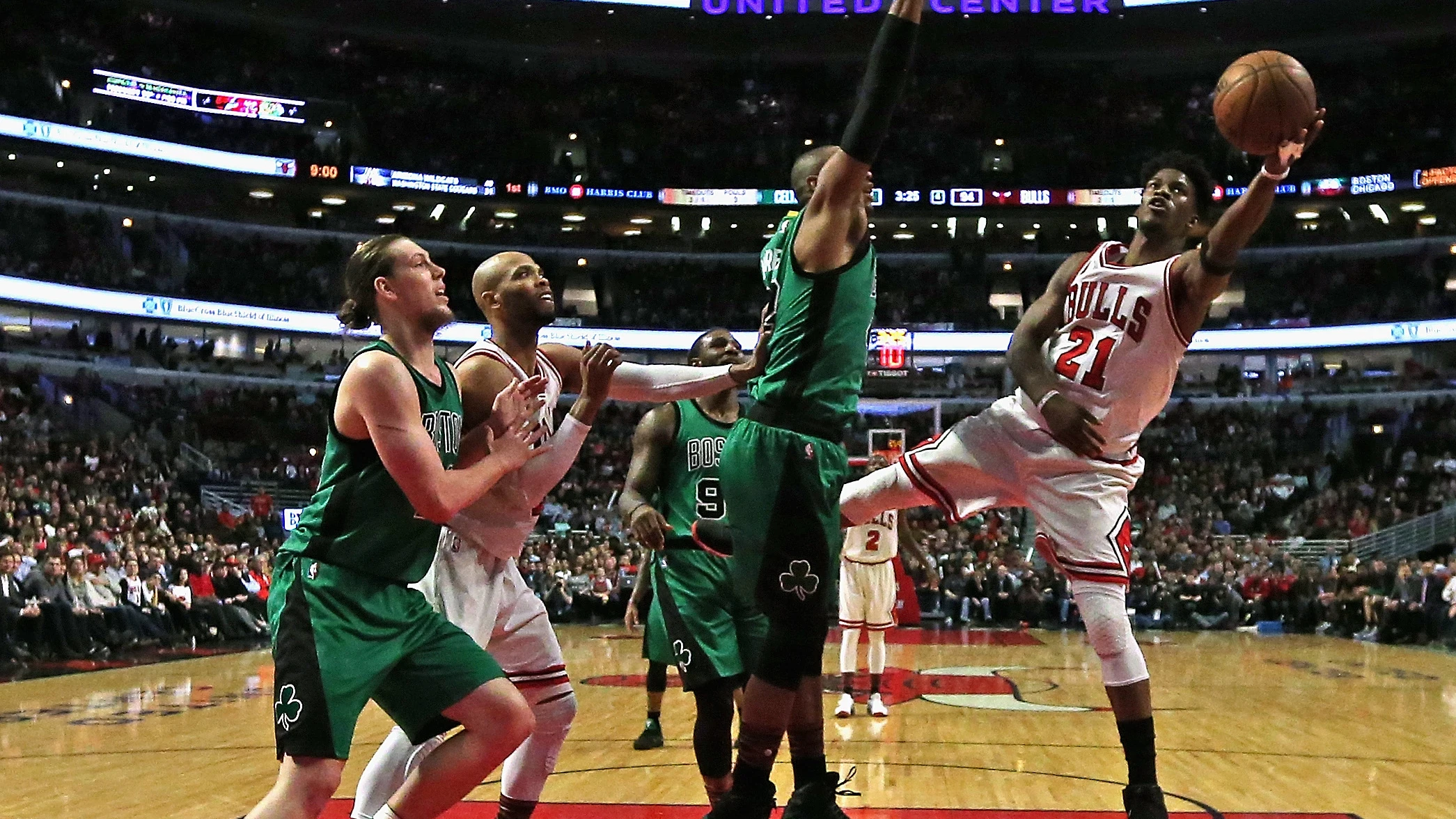 Jimmy Butler intenta anotar una bandeja para los Bulls