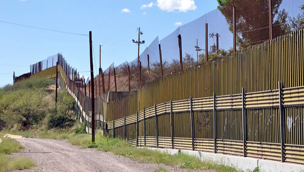 Esta es la valla que separa actualmente ambos países a su paso por la ciudad mexicana de Heroica Nogales