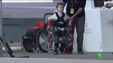 Frame 52.967222 de: El exoesqueleto de Álvaro creado por el CSIC, finalista en 'los Óscars de la Robótica'