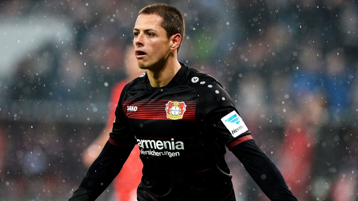 Chicharito celebrando un gol