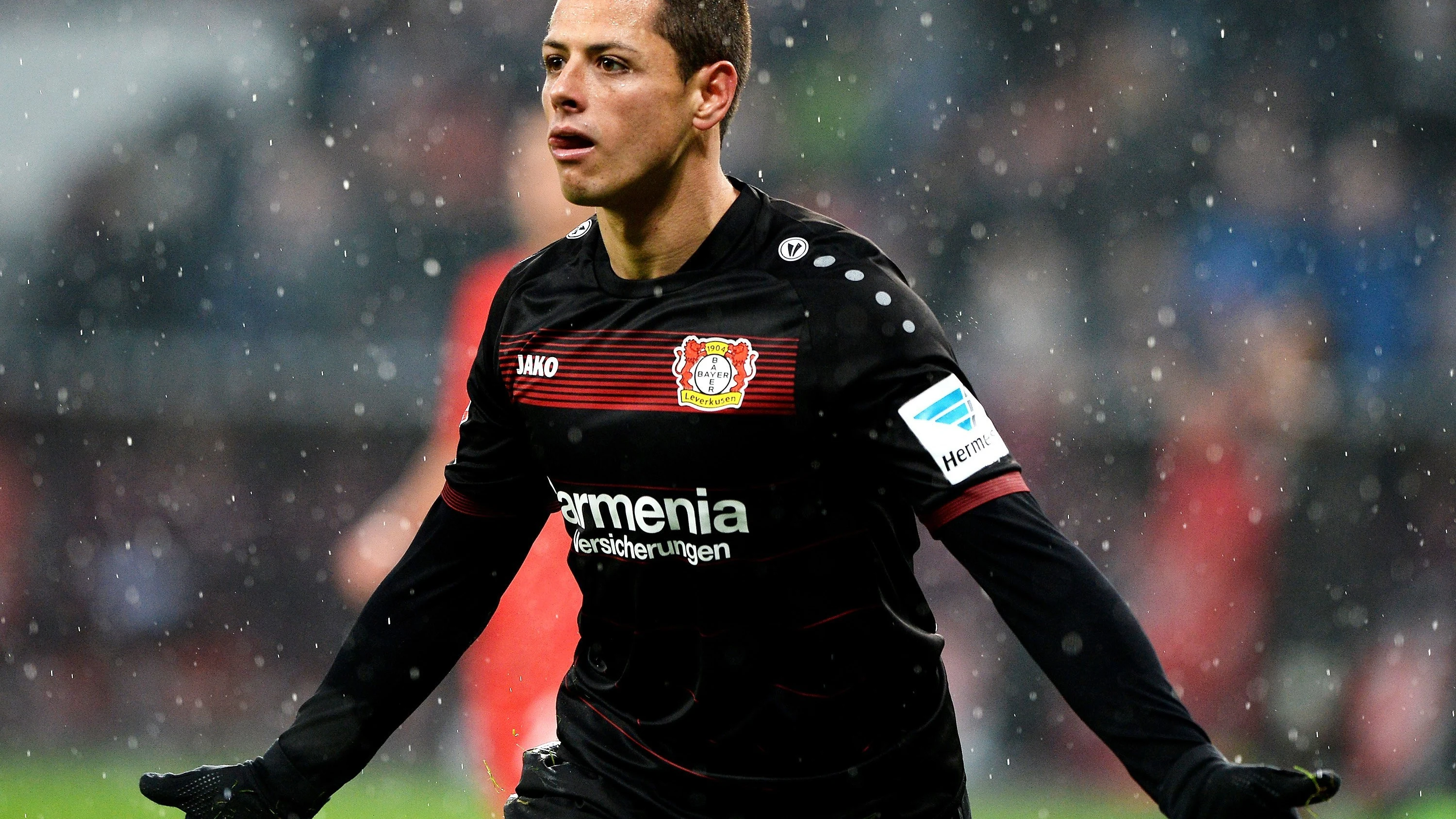 Chicharito celebrando un gol