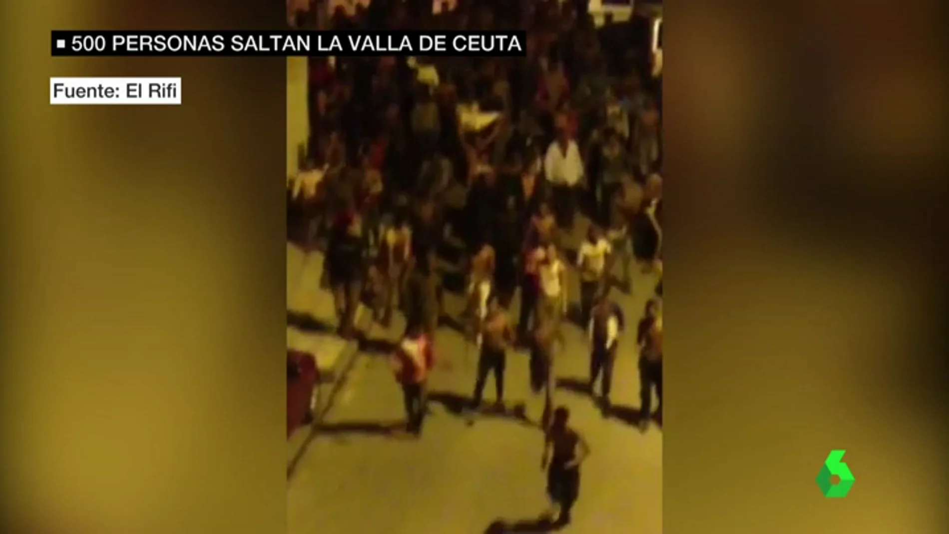 Frame 13.051717 de: Cientos de migrantes entran en Ceuta saltando la valla del Tarajal 