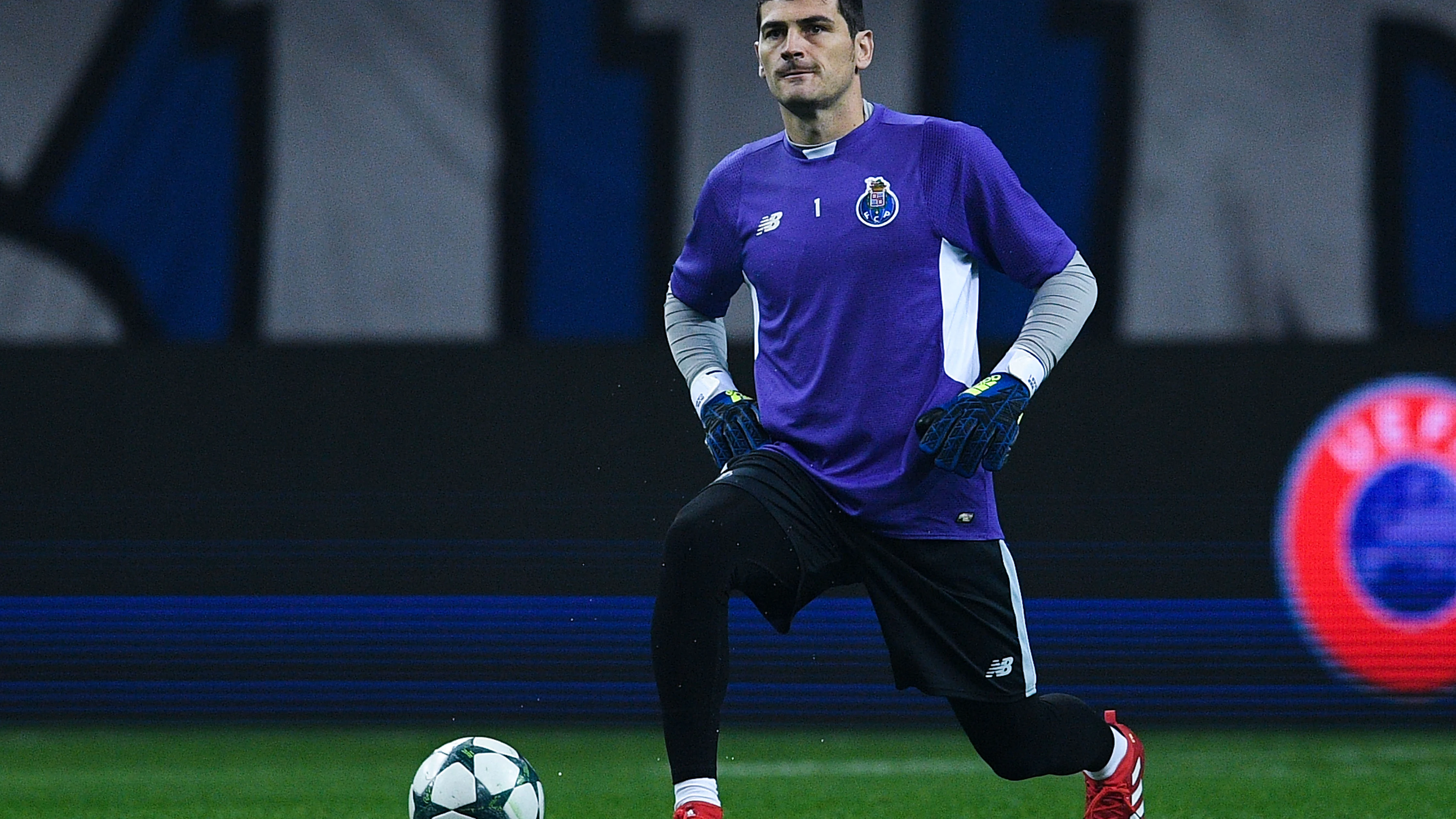 Casillas en un partido con el Porto