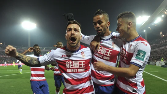 Mehdi Carcela-González celebra un gol con sus compañeros Mehdi Carcela-González celebra un gol con sus compañeros