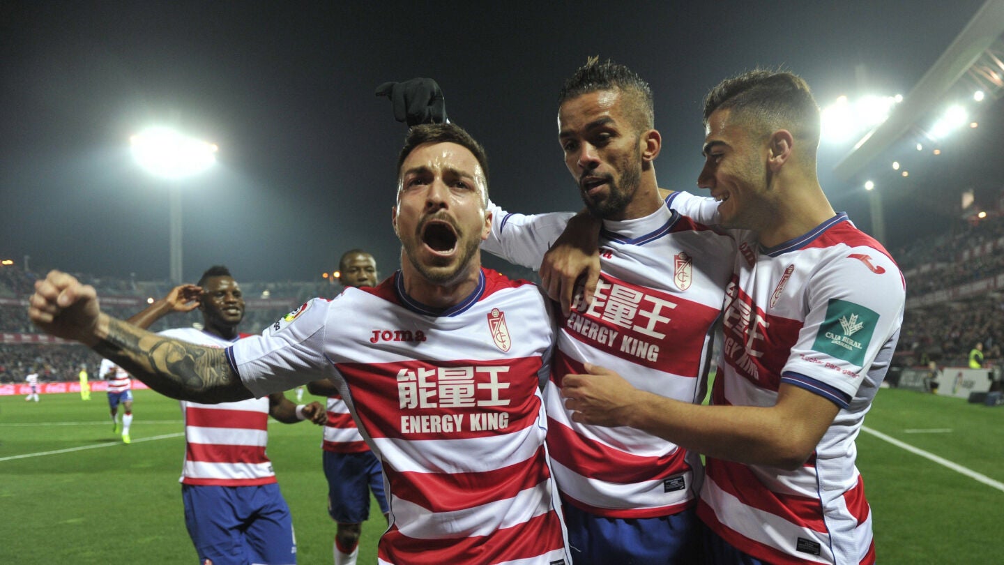 Mehdi Carcela-Gonz&aacute;lez celebra un gol con sus compa&ntilde;eros