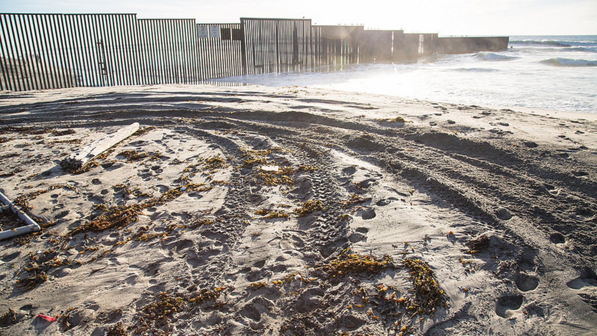 ¿También llegará el muro a esta playa en la frontera entre California y Tijuana?