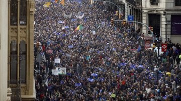 Miles de manifestantes protestan en Barcelona en favor de la acogida de refugiados