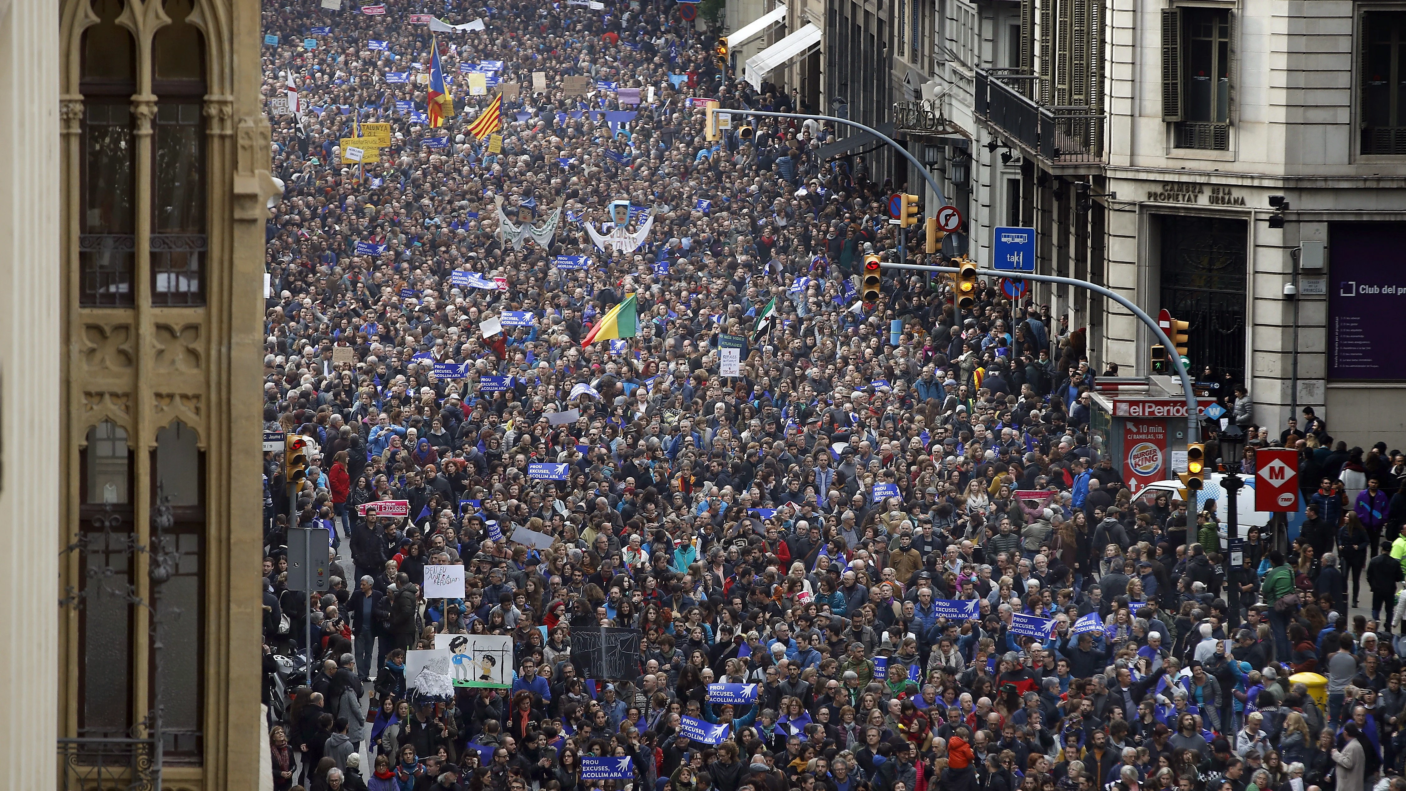 Miles de manifestantes protestan en Barcelona en favor de la acogida de refugiados