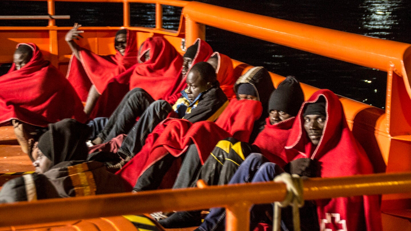 Varios inmigrantes subsaharianos en una embarcaci&oacute;n de Salvamento Mar&iacute;timo 