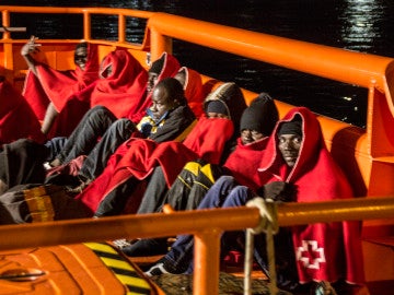 Varios inmigrantes subsaharianos en una embarcación de Salvamento Marítimo Varios inmigrantes subsaharianos en una embarcación de Salvamento Marítimo