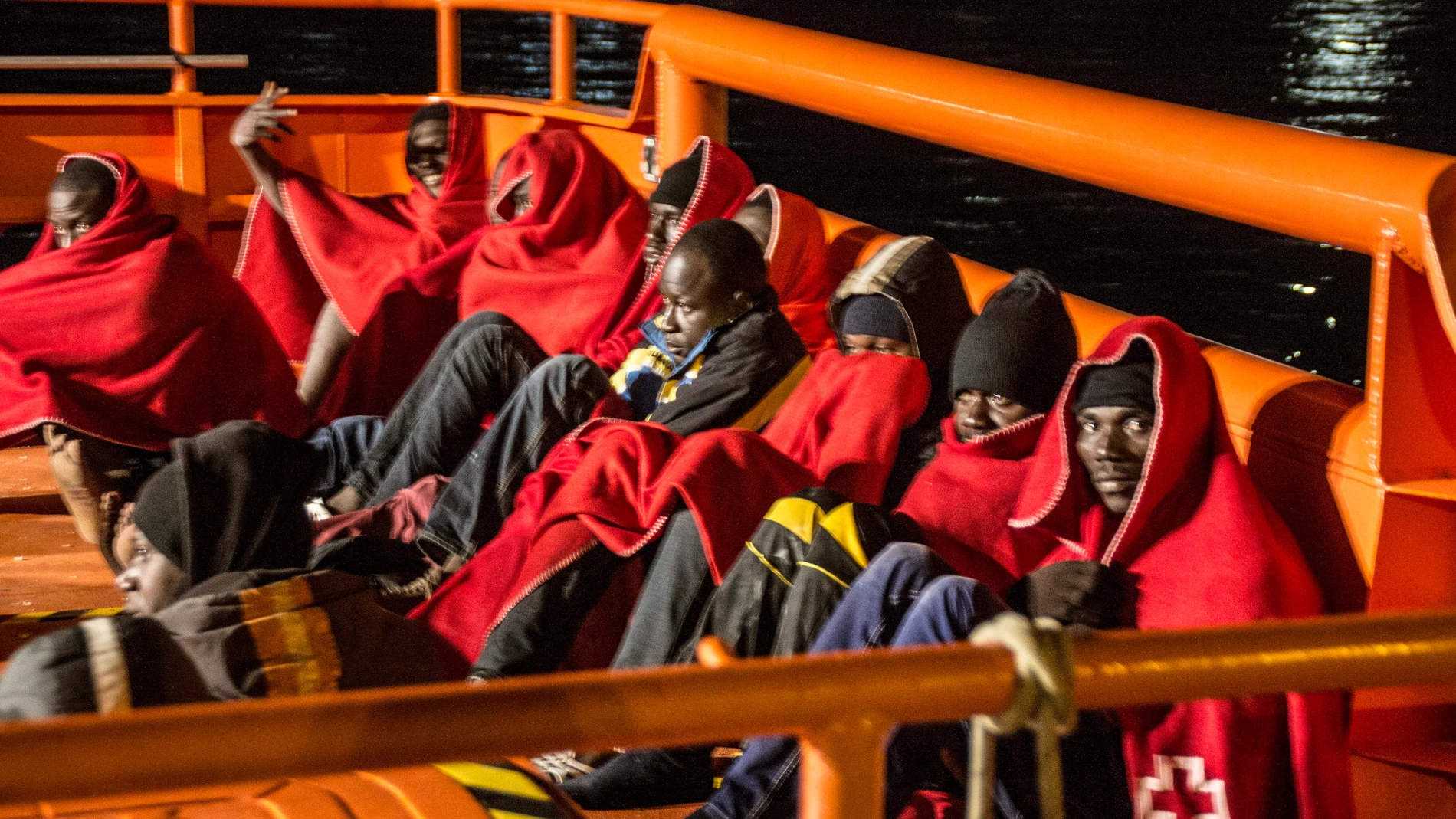 Varios inmigrantes subsaharianos en una embarcación de Salvamento Marítimo 