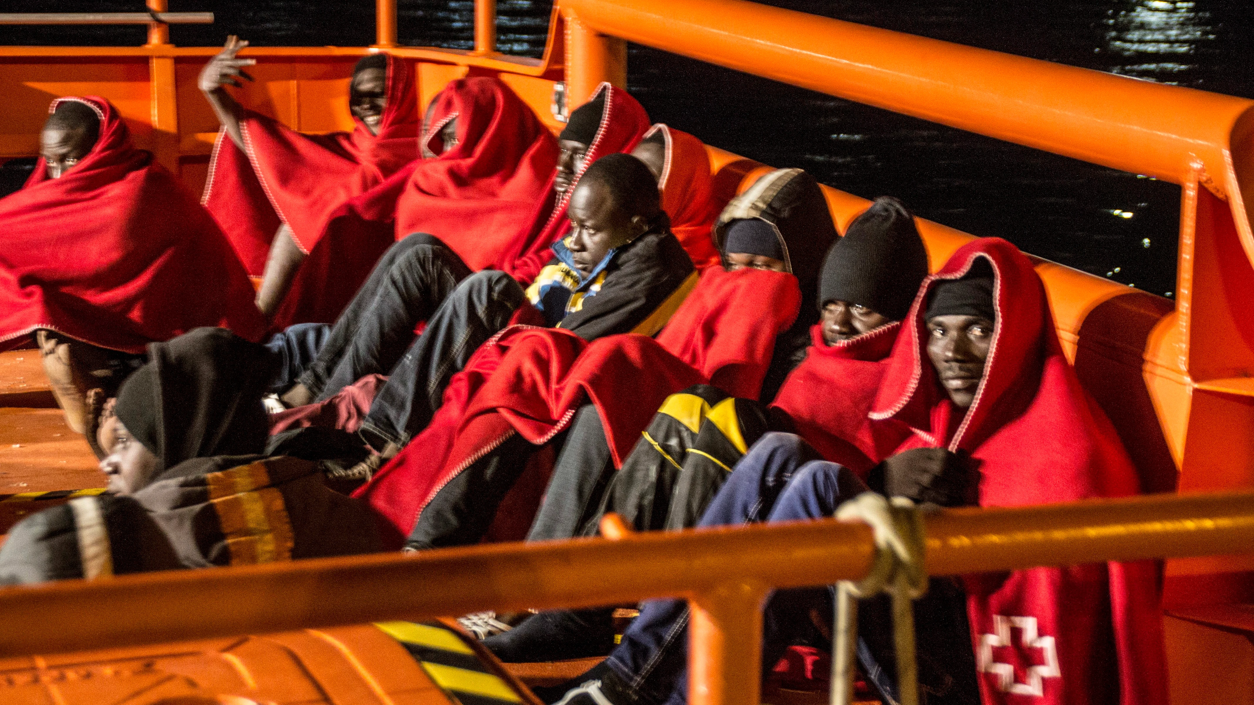 Varios inmigrantes subsaharianos en una embarcación de Salvamento Marítimo Varios inmigrantes subsaharianos en una embarcación de Salvamento Marítimo
