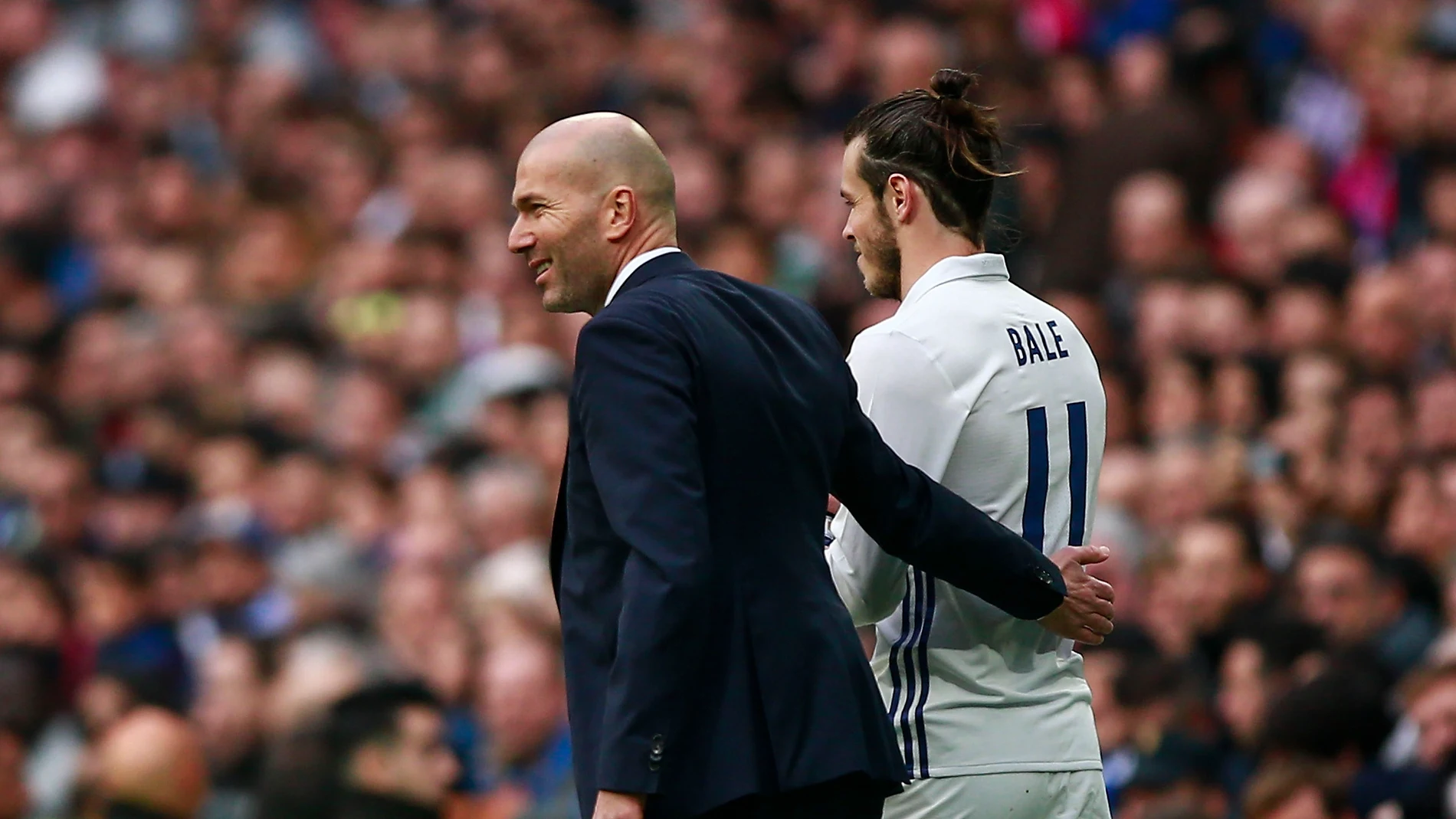 Zidane conversa con Bale antes de que el galés salte al campo