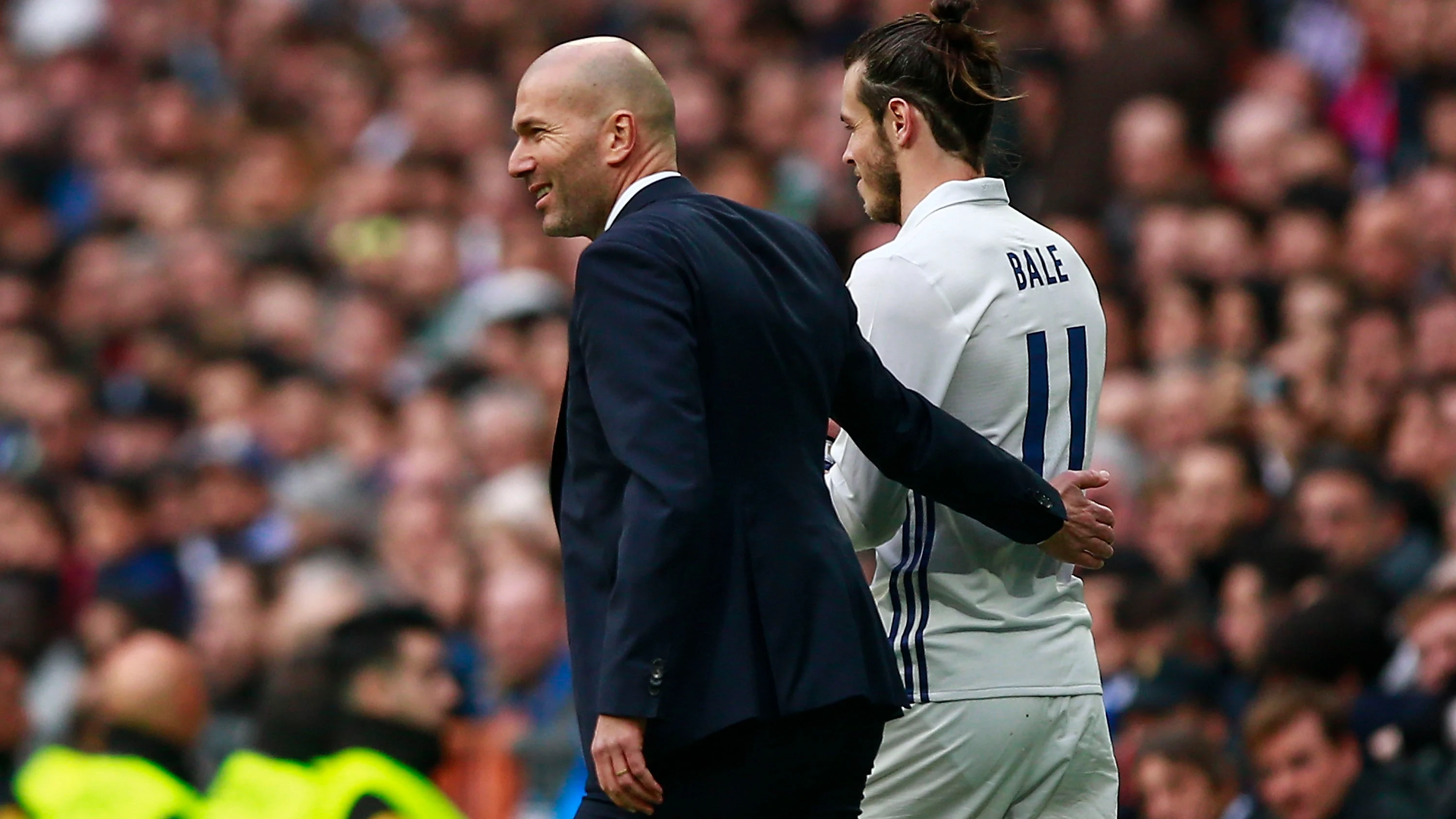 Zidane conversa con Bale antes de que el galés salte al campo