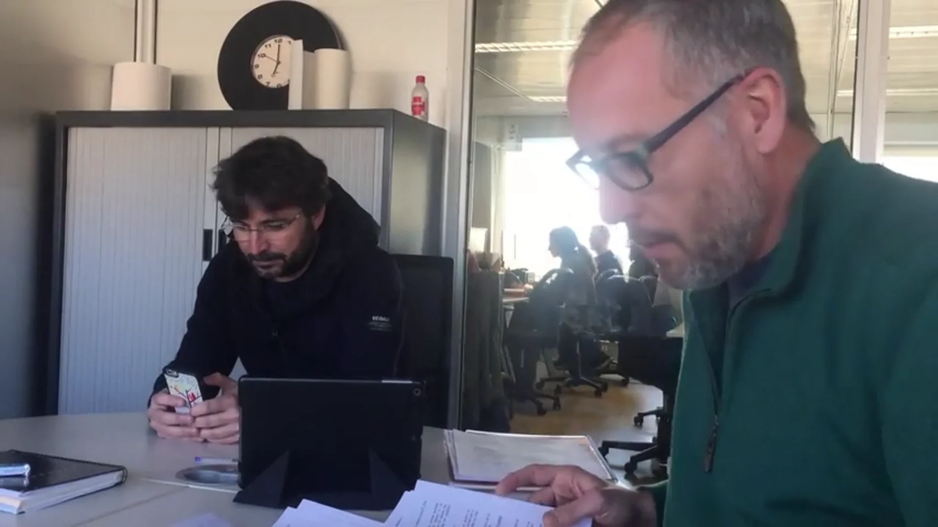 Frame 37.371073 de: El equipo de Salvados 'caza' a Jordi Évole enganchado al smartphone
