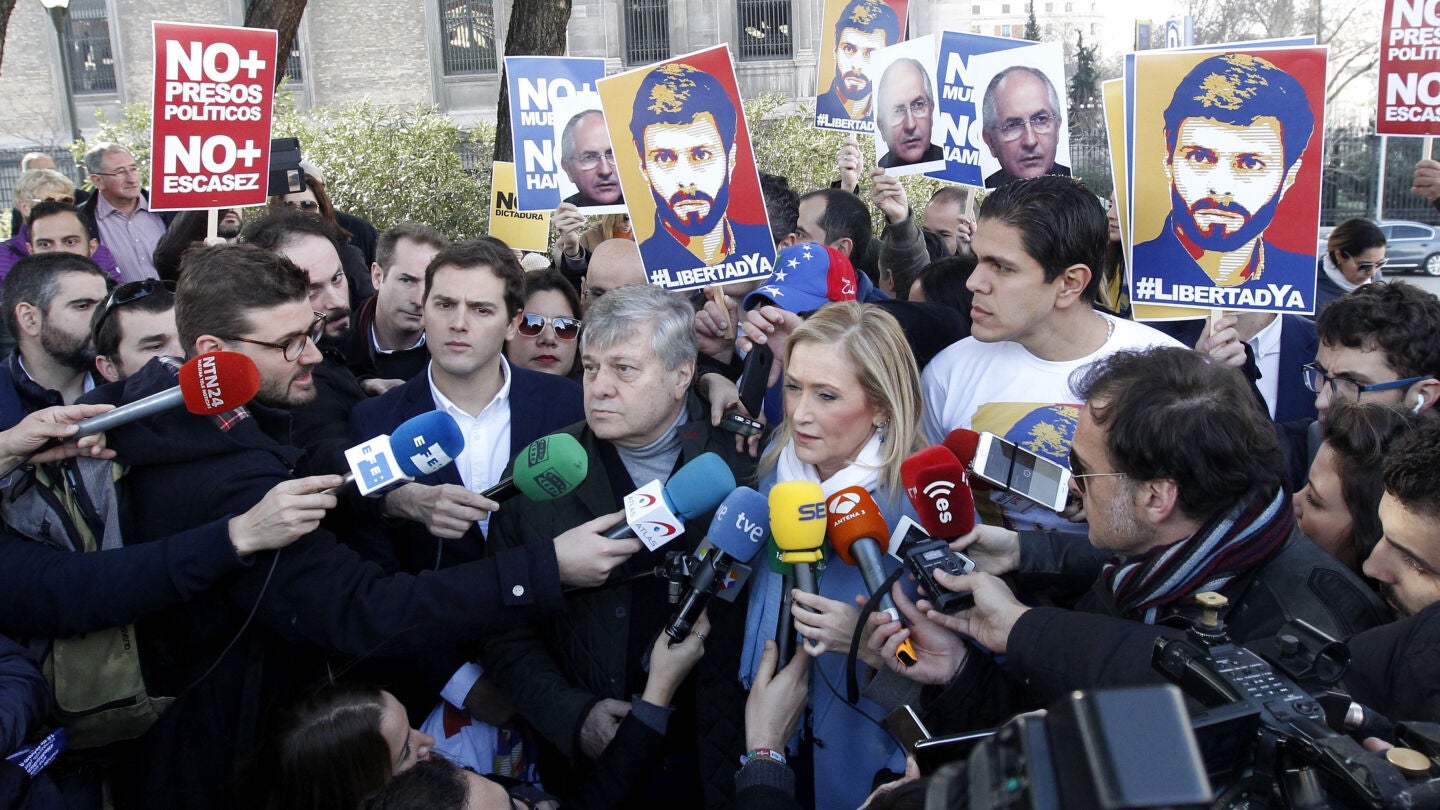 Cristina Cifuentes durante el acto en defensa de Leopoldo L&oacute;pez
