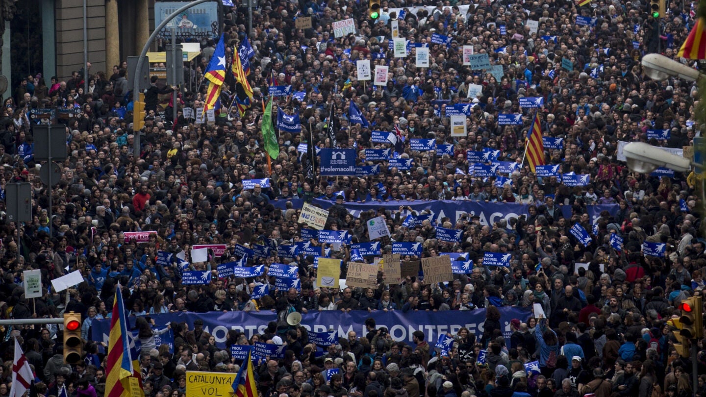  Miles de personas asisten en Barcelona a una manifestaci&oacute;n para acoger refugiados 
