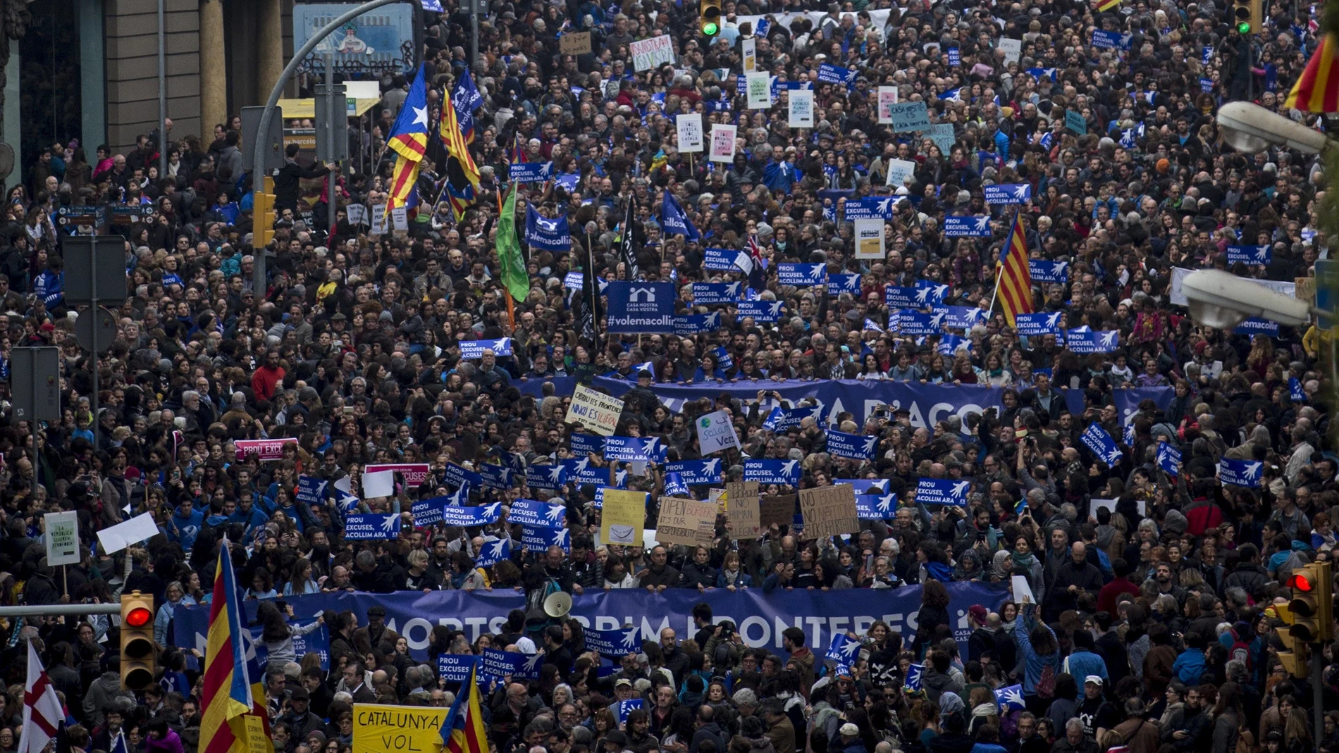  Miles de personas asisten en Barcelona a una manifestación para acoger refugiados 
