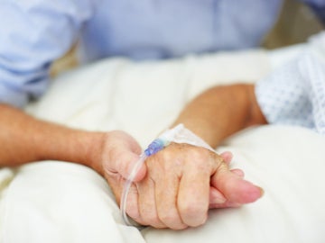 Una pareja de ancianos de la mano Una pareja de ancianos de la mano