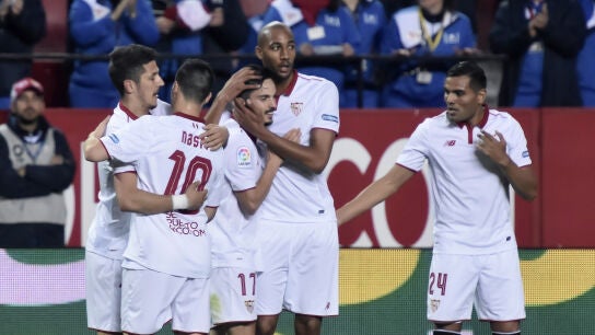 Sarabia es felicitado tras marcar ante el Eibar