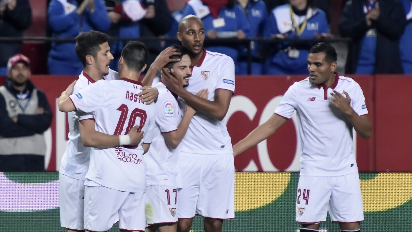 Sarabia es felicitado tras marcar ante el Eibar