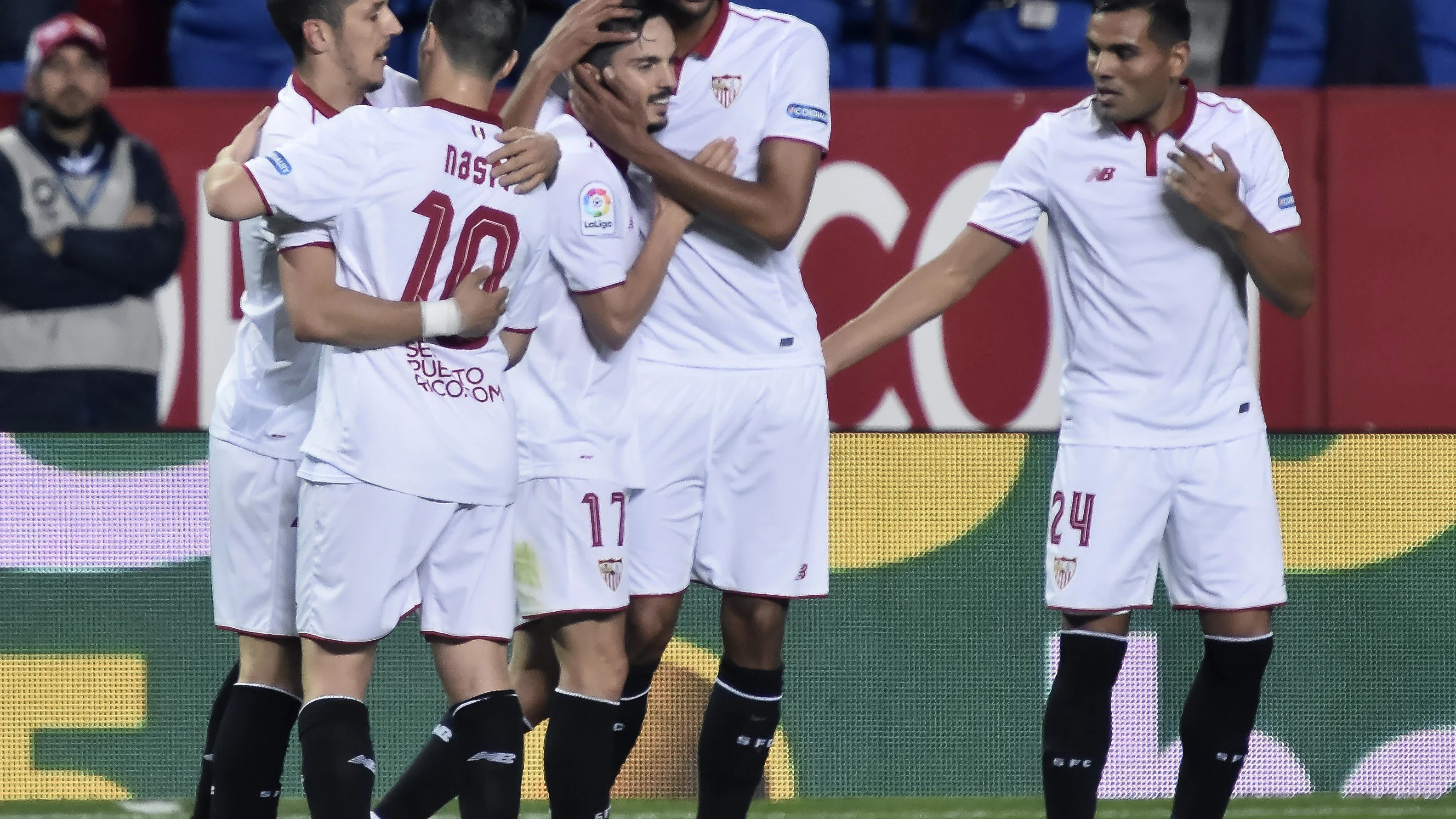 Sarabia es felicitado tras marcar ante el Eibar Sarabia es felicitado tras marcar ante el Eibar