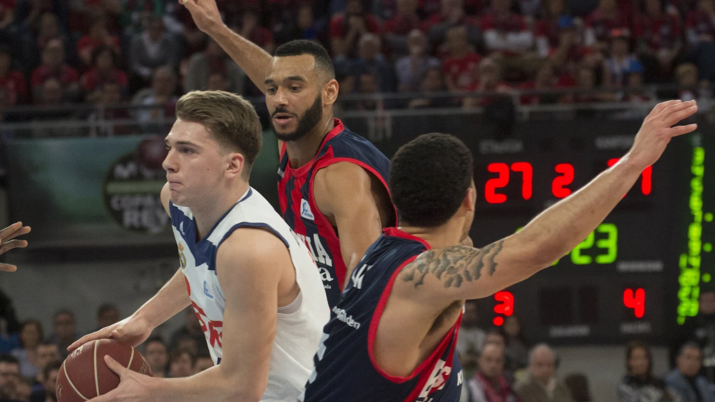 Luka Doncic penetra a canasta ante la defensa del Baskonia Luka Doncic penetra a canasta ante la defensa del Baskonia