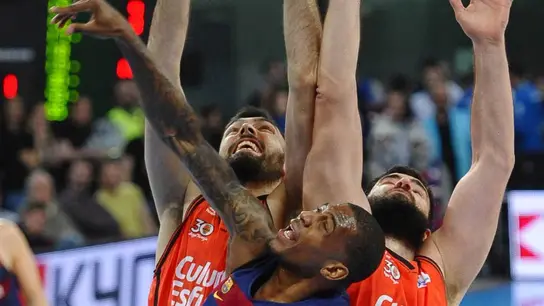 Pelea por un rebote entre Alex Renfroe, Bojan Dubljevic y Viacheslav Kravtsov Pelea por un rebote entre Alex Renfroe, Bojan Dubljevic y Viacheslav Kravtsov