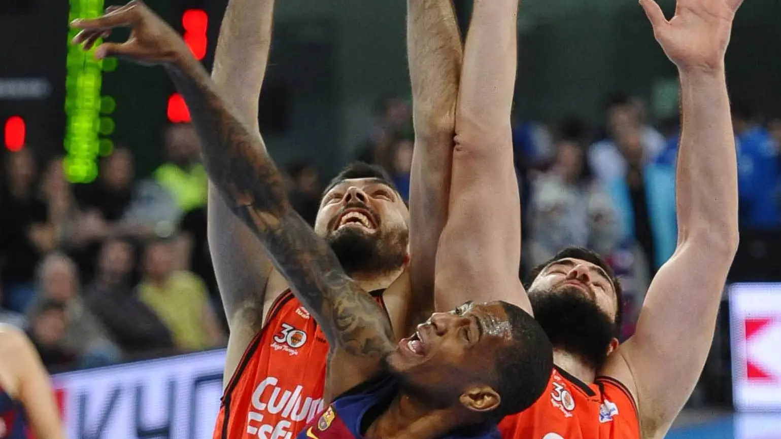 Pelea por un rebote entre Alex Renfroe, Bojan Dubljevic y Viacheslav Kravtsov Pelea por un rebote entre Alex Renfroe, Bojan Dubljevic y Viacheslav Kravtsov