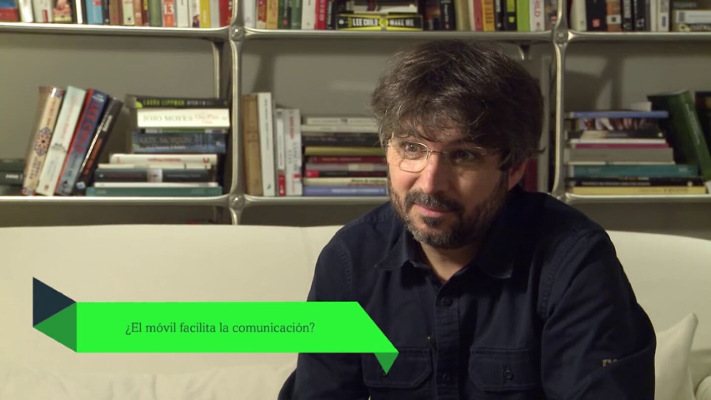 Frame 1.955564 de: &iquest;Cu&aacute;ntos selfies se hace al dia? &iquest;Cuant&aacute;s veces mira el m&oacute;vil? &iquest;Qu&eacute; aplicaci&oacute;n se le resiste m&aacute;s?... Jordi &Eacute;vole responde al test m&aacute;s 'conectado'