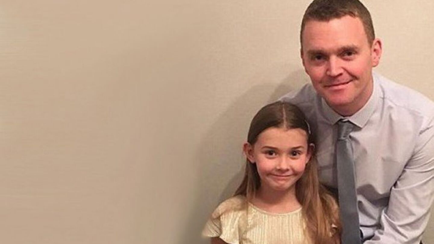 La peque&ntilde;a Chloe Bridgewater junto a su padre