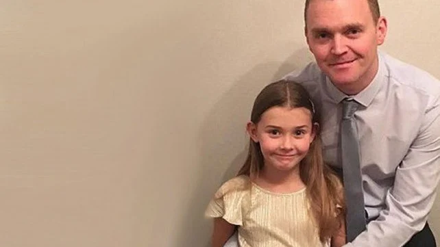 La pequeña Chloe Bridgewater junto a su padre