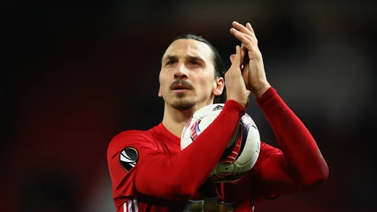Ibrahimovic aplaude con el balón Ibrahimovic aplaude con el balón