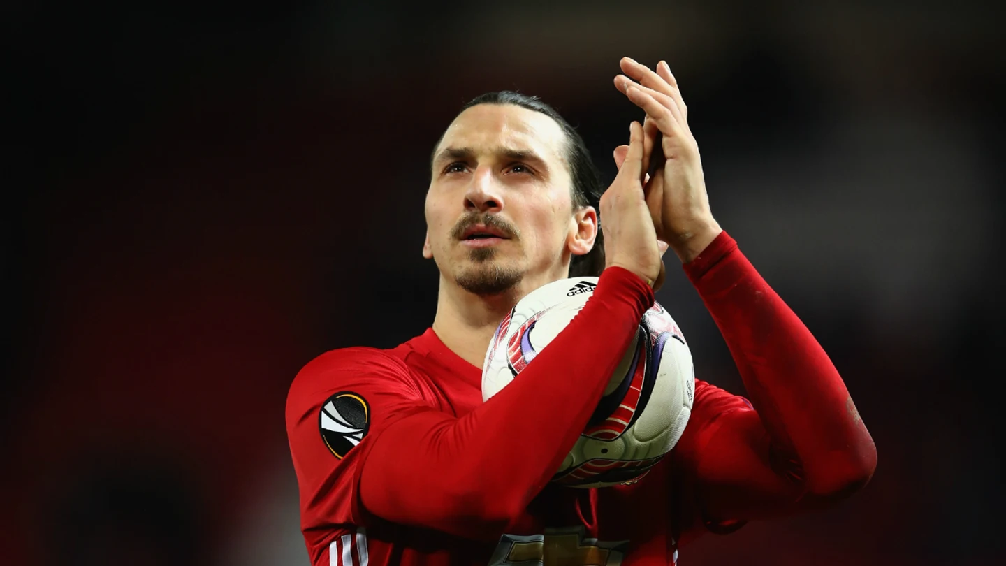Ibrahimovic aplaude con el balón Ibrahimovic aplaude con el balón