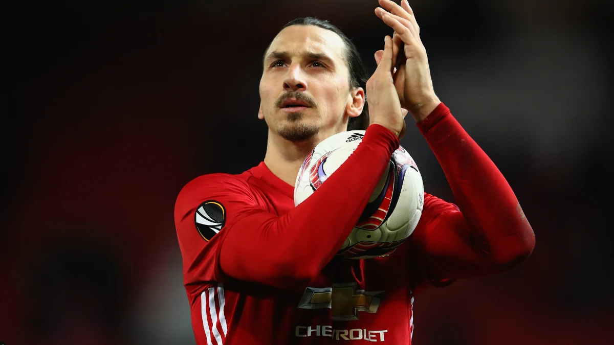 Ibrahimovic aplaude con el balón Ibrahimovic aplaude con el balón