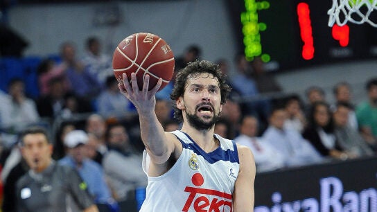 Sergio Llull penetra a canasta ante Sam Van Rossom
