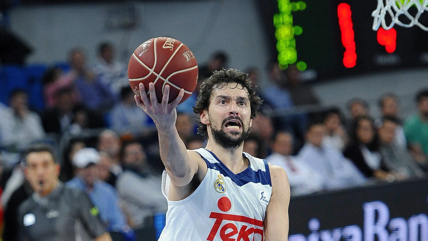 Sergio Llull penetra a canasta ante Sam Van Rossom Sergio Llull penetra a canasta ante Sam Van Rossom