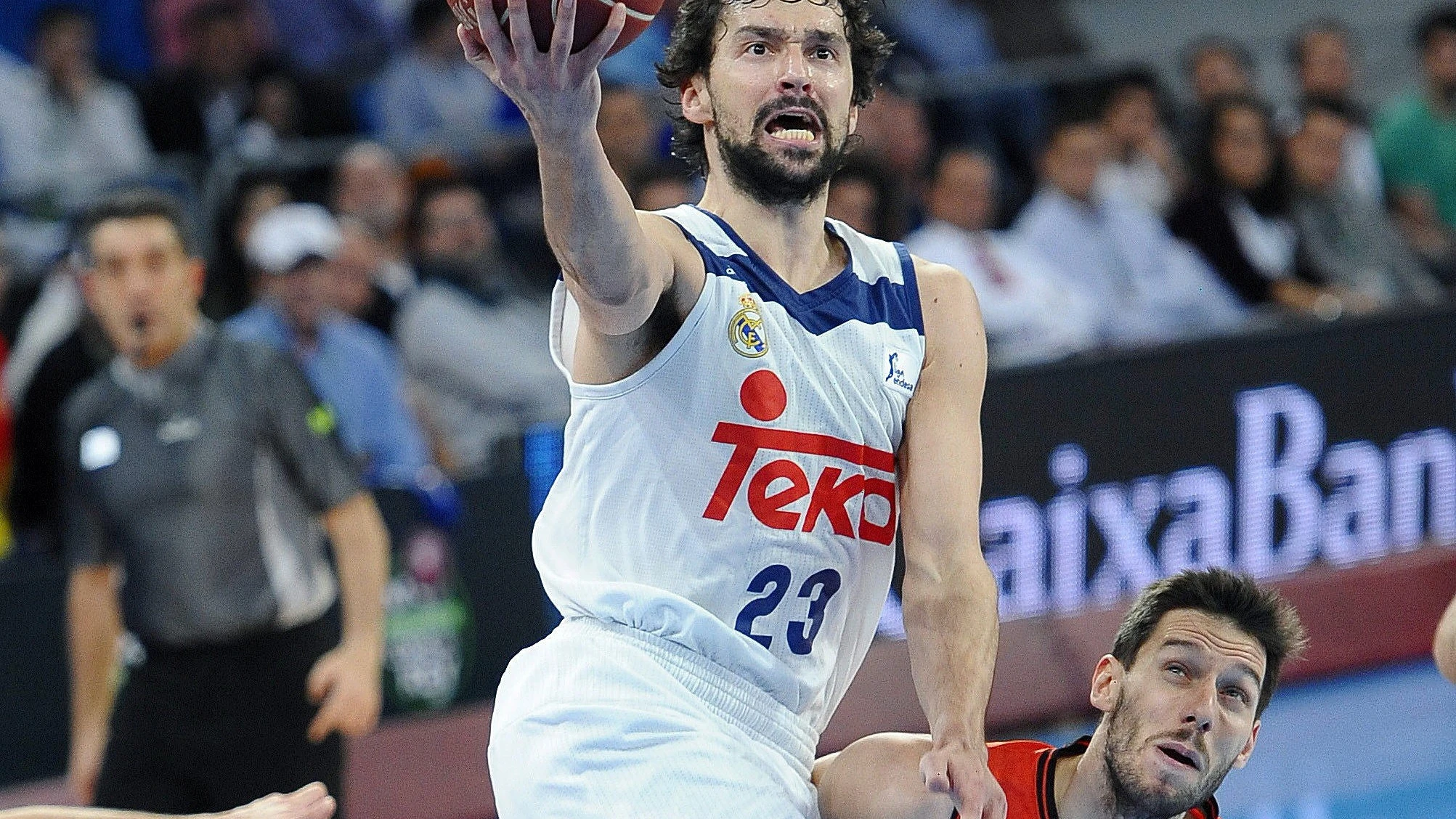 Sergio Llull penetra a canasta ante Sam Van Rossom