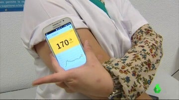 Frame 0.0 de: Un nuevo sensor permite anticiparse a una subida o bajada de azúcar haciendo la vida más fácil a las personas diabéticas