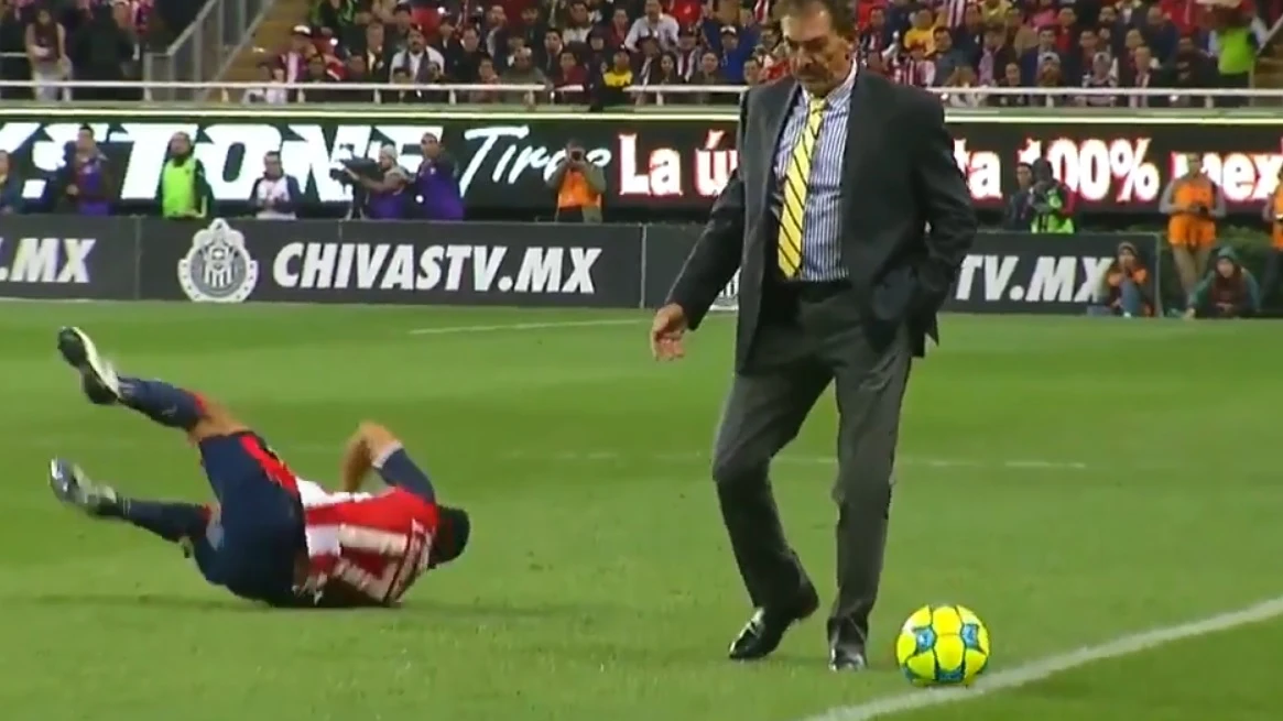 La Volpe, en el momento en el que interrumpe un contragolpe
