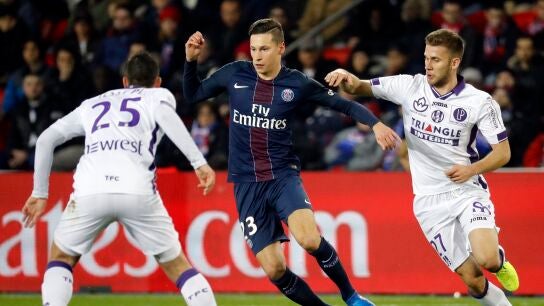 Draxler encarando a un jugador del Toulouse