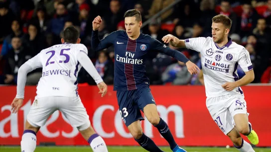 Draxler encarando a un jugador del Toulouse Draxler encarando a un jugador del Toulouse