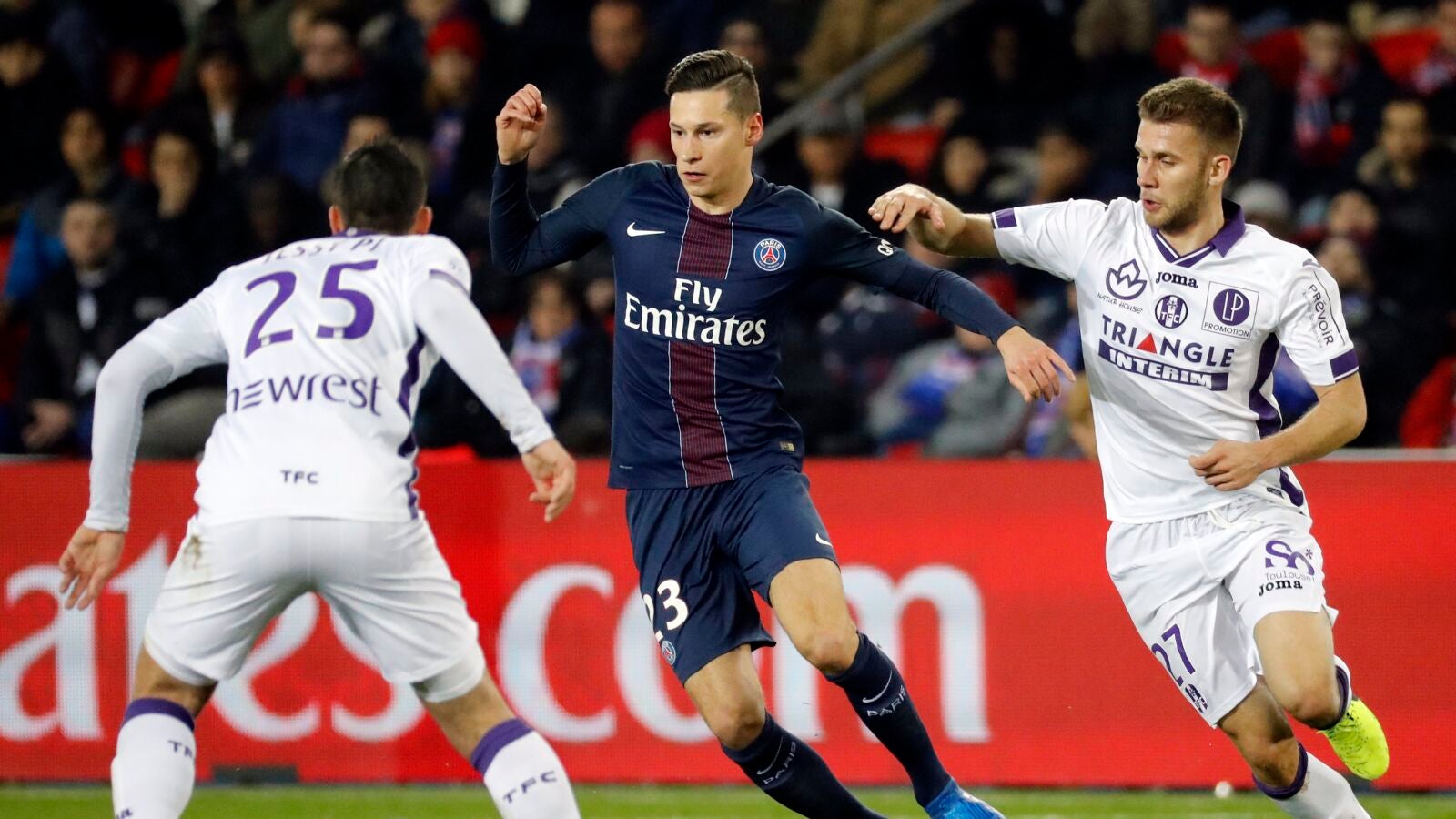 Draxler encarando a un jugador del Toulouse
