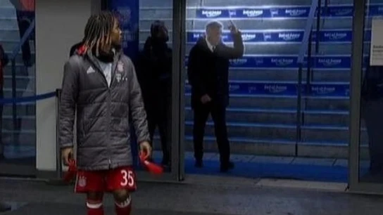 Ancelotti dedica una peineta a un aficionado del Hertha Berlín Ancelotti dedica una peineta a un aficionado del Hertha Berlín