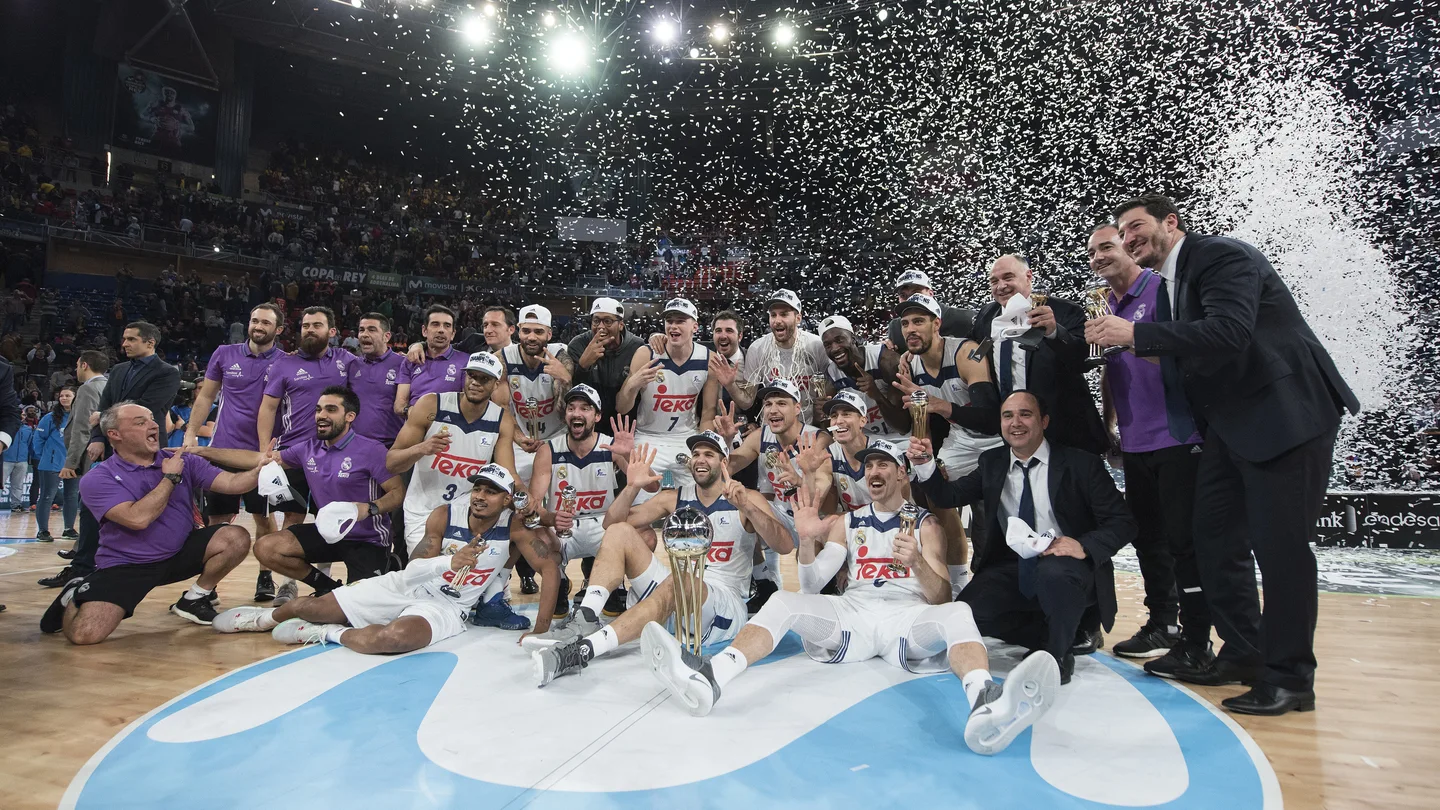 El Real Madrid posa con la Copa de campeón de la Copa del Rey El Real Madrid posa con la Copa de campeón de la Copa del Rey